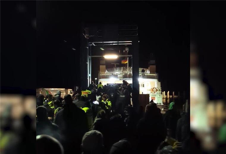 So schlimm wie die „Klima-Kleber“: Entsetzen über Proteste gegen Habeck Wütende Bauern hindern Vizekanzler Robert Habeck (Grüne) in Schlüttsiel in Schleswig-Holstein am Verlassen einer Fähre.