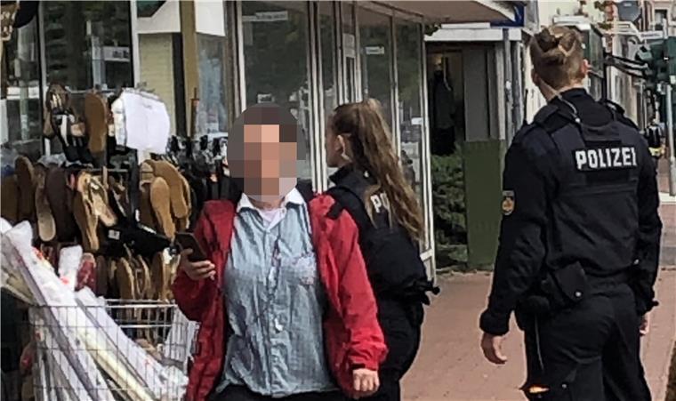 Das harte Leben der getöteten Frau von der Geeste-Brücke Wurde die Tote von der Geeste-Brücke in Läden in Bremerhaven gesehen? Die Polizei Bremerhaven fragte in Geschäften in der Hafenstraße in Lehe (Bild) nach Beobachtungen, die das Verbrechen an der Frau aufklären helfen könnten.