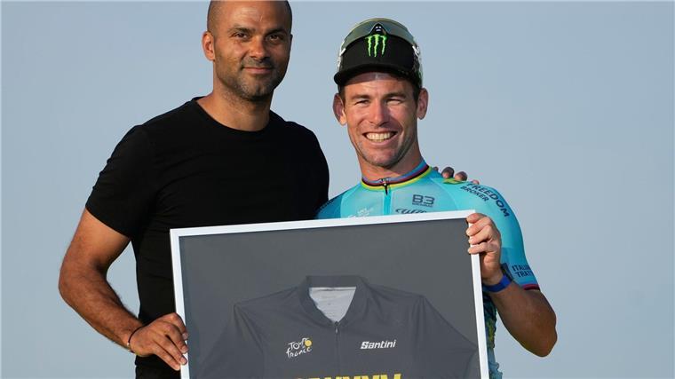 Radsport-Ikone Cavendish beendet Karriere Wurde für seine 35 Etappensiege bei der Tour de France geehrt: Mark Cavendish (r).