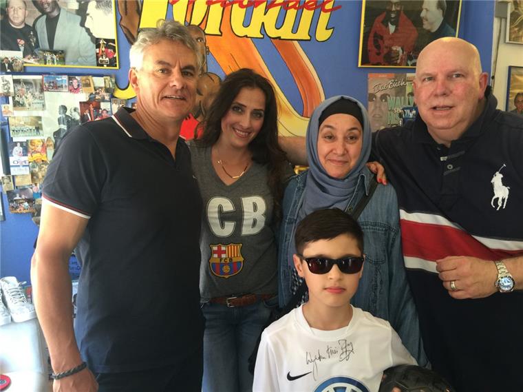 Werder-Legende Wynton Rufer trifft seinen Freund Wally Kruso Wynton Rufer (links) freut sich darüber, endlich mal wieder Wally Kruso (rechts) sehen zu können. Auch Krusos Familie - Ehefrau Derya, Neffe Mert Aratmann und Schwiegermutter Necla Aratman - begrüßt den Besuch aus Neuseeland.