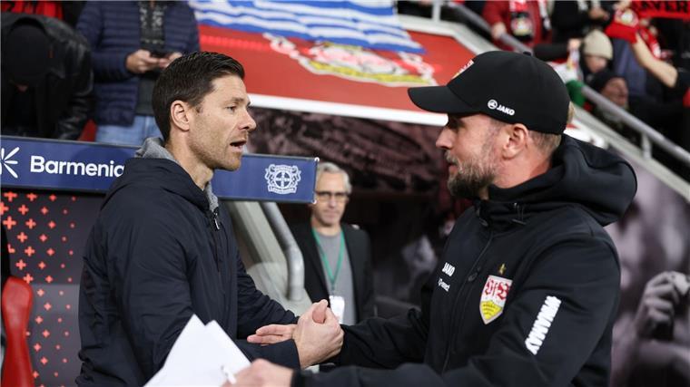 Rolfes über Hoeneß-Gerüchte: „Schöne Theorie“ Xabi Alonso (l) trainiert aktuell Bayer 04. Sein Nachfolger könnte eines Tages Sebastian Hoeneß heißen.