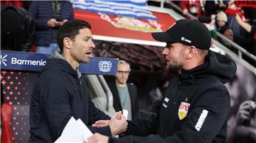 Xabi Alonso (l) trainiert aktuell Bayer 04. Sein Nachfolger könnte eines Tages Sebastian Hoeneß heißen.