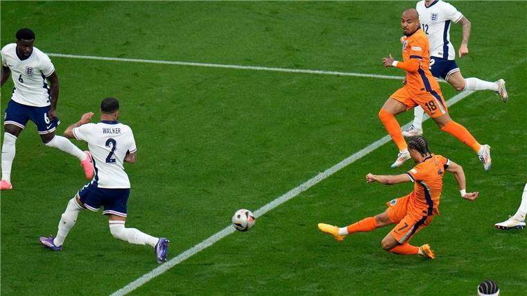 Xavi Simons brachte die Niederlande sehenswert in Führung.