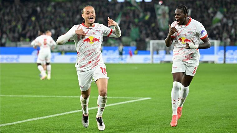 Xavi Simons (l) jubelt über sein zweites Tor.