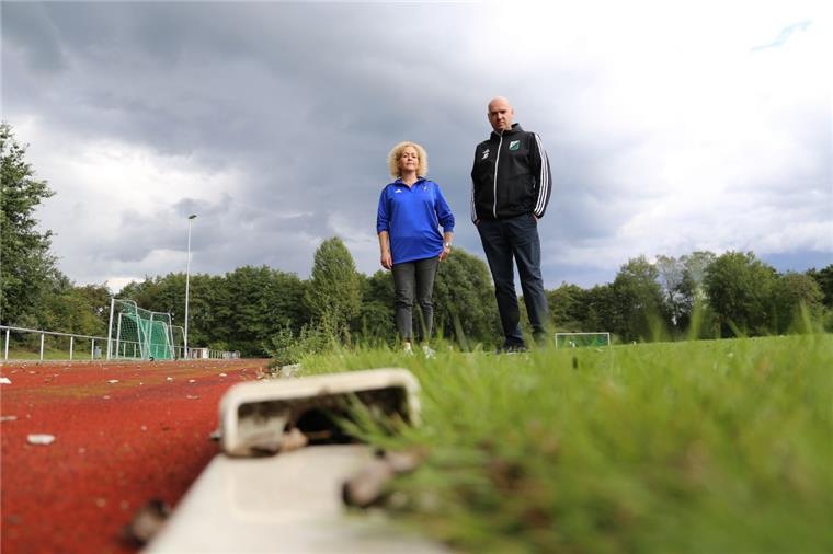 Hagen darf auf Kunstrasenplatz hoffen Xenia Köstergarten, Vorstandsmitglied JFV Staleke, und Julian Berndt (FC Hagen/Uthlede), setzen sich für einen Kunstrasenplatz in Hagen ein. Außerdem muss die Sprintbahn mit der kaputten Regenrinne saniert werden.