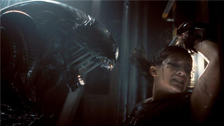 Siebter Teil der Sci-Fi-Kultreihe: „Alien: Romulus“ Xenomorph und Cailee Spaeny als Rain Carradine in einer Szene des Films.
