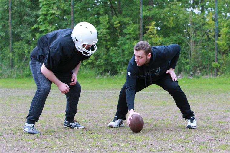 Footballer aus Bremerhaven konzentrieren sich auf Jugendarbeit Yannick Sarnow (rechts) teilt als Trainer der Black Angels sein Wissen mit Spielern wie Leon Heckel.