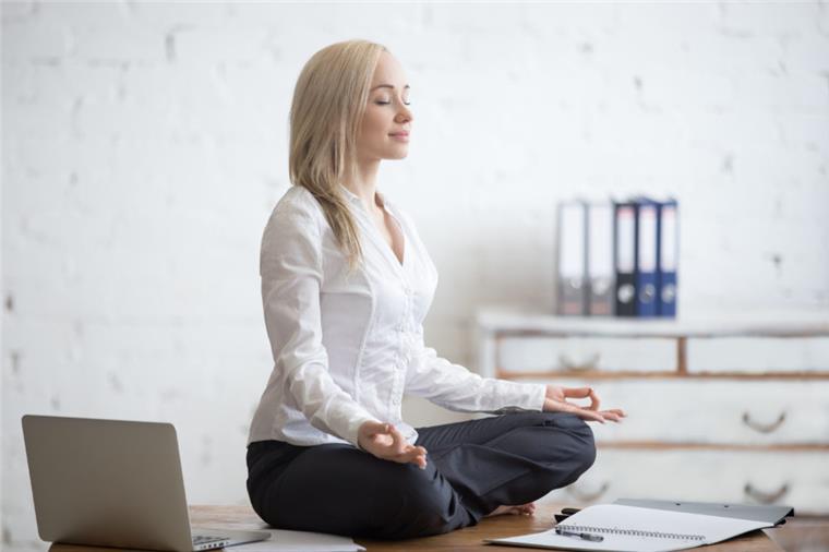 Diese 10 Yoga-Übungen bringen euch entspannt durch den Büro-Alltag Yoga geht auch im Büro. Mit ein paar Übungen kommst du entspannt durch den Tag.