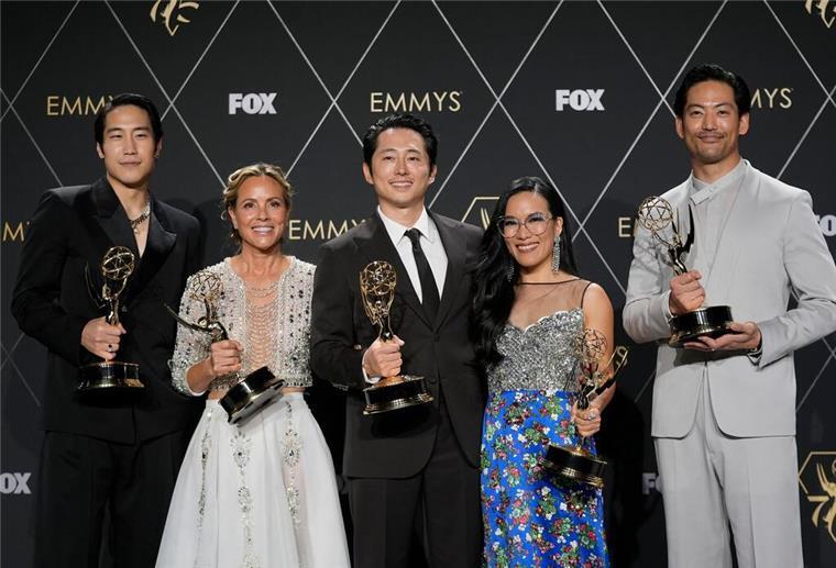 Young Mazino (l-r), Maria Bello, Steven Yeun, Ali Wong und Joseph Lee sind die Gewinner des Preises für die herausragende limitierte oder Anthologieserie für „Beef“.