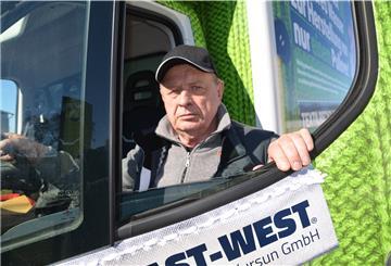 Yuriy Stadnichuk ist in tiefer Sorge um seine Landsleute. Der Ukrainer wird das Fahrzeug der Firma East-West Textilrecycling in Richtung Polen steuern.