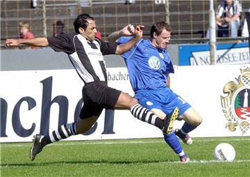 Yusuf Sahin (links) machte gegen Wolfsburg ein starkes Spiel. Der FC Bremerhaven war 2006 die letzte Seestadt-Mannschaft im Pokalwettbewerb. Foto Scheschonka