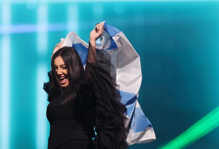 ESC: Zwischenfall am Rande von Israels Auftritt Yuval Raphael mit israelischer Flagge.