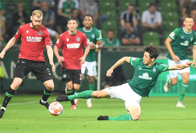 Yuya Osako hat einen neuen Verein im Visier Fußball: 2. Bundesliga, Werder Bremen - Hannover 96, 1. Spieltag im wohninvest Weserstadion. Werders Yuya Osako (r) versucht Hannovers Bo Niklas Hult den Ball abzunehmen.