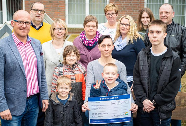 Trotz Spenden: Der Schmerz in Drangstedt wird bleiben Yvonne Bahr (zweite Reihe, Dritte von links) und ihre Söhne Peer (vorne) und Dominik (rechts) sind dankbar für die Unterstützung.