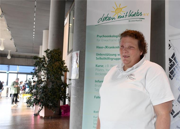 Brustkrebstag: Blinde ertasten winzige Tumore Yvonne Hoffmann ist beim Verein "discovery hands" - erkennende Hände - als medizinische Tasterin für die Früherkennung von Brustkrebs ausgebildet.