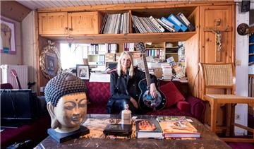 Yvonne Koch, Tochter des Sängers Gunter Gabriel, sitzt auf Gabriels Hausboot auf einem Sofa. Gut ein Jahr nach dem plötzlichen Tod des Country-Sängers Gabriel haben Fans und Kaufinteressierte das Hausboot des Stars besichtigt.