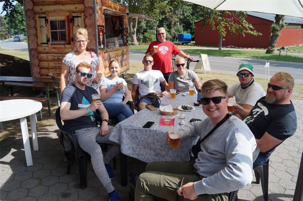 Yvonne Teßmer (links hinten) bietet in Wanhöden für Deichbrand-Gäste unter ander...