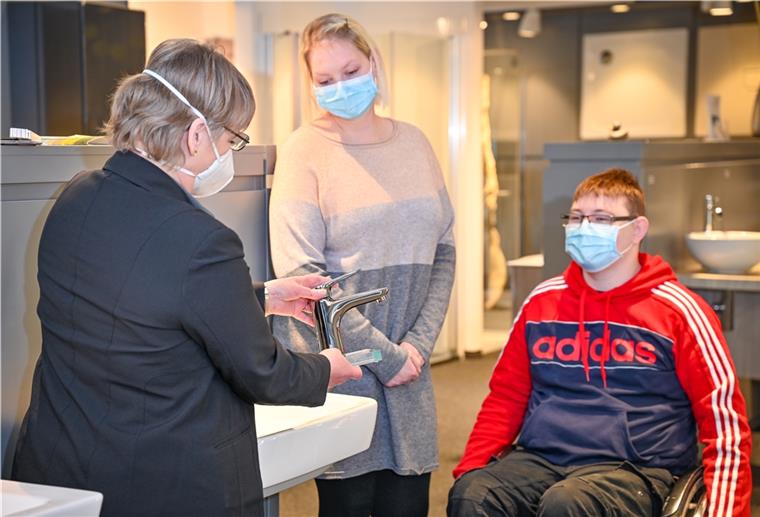 Yvonne und Marvin Holst besichtigen die Elements-Badausstellung in Bremerhaven. Anke Müller erläutert dem Paar, was bei der Planung eines Badezimmers möglich und wichtig ist.