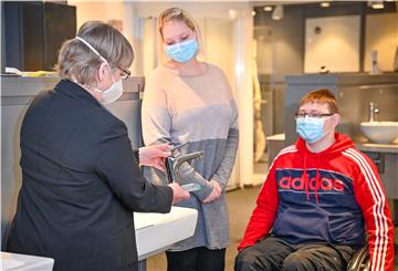 Yvonne und Marvin Holst besichtigen die Elements-Badausstellung in Bremerhaven. Anke Müller erläutert dem Paar, was bei der Planung eines Badezimmers möglich und wichtig ist.
