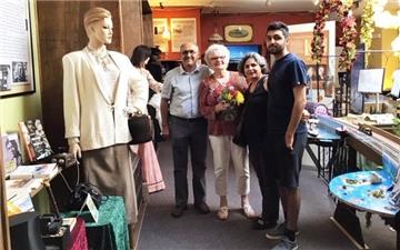 Zabine Van Ness, geborene Sabine Kauffmann (mit Blumenstrauß) stammt aus Nordenham. In Seattle hat sie ein Museum eröffnet