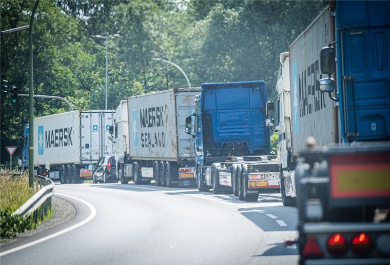 Zähfließender Verkehr zwischen Hafen und Autobahnzufahrt in der Cherbourger Straße, einen Tag nach dem Streik der Hafenarbeiter. Der Streik hatte quasi den kompletten Hafenbetrieb lahmgelegt. Das gefiel Arbeitgeberpräsident Dulger gar nicht.
