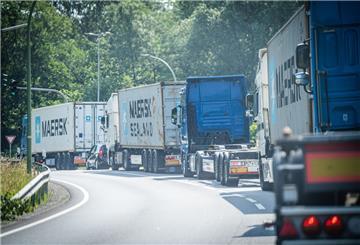 Zähfließender Verkehr zwischen Hafen und Autobahnzufahrt in der Cherbourger Straße, einen Tag nach dem Streik der Hafenarbeiter. Der Streik hatte quasi den kompletten Hafenbetrieb lahmgelegt. Das gefiel Arbeitgeberpräsident Dulger gar nicht.
