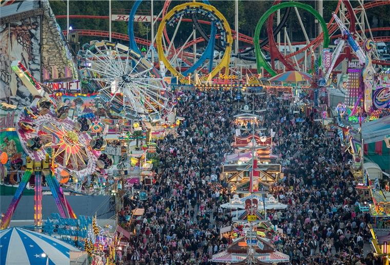 Oktoberfest: Pause nach 20 Jahren auf der Wiesn Zahllose Menschen tummeln sich normalerweise zum Oktoberfest auf der Theresienwiese. In Zeiten von Corona ist das undenkbar.