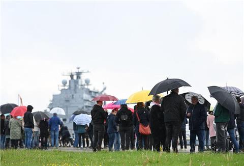 Zahlreiche Angehörige warten in Wilhelmshaven auf die Fregatte „Hessen“.