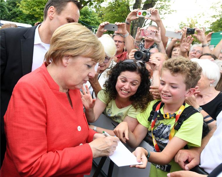 Angela Merkel zu Besuch: "Cuxhaven ist ein guter, wichtiger Teil Deutschlands" Zahlreiche Autogramme musste Bundeskanzlerin Angela Merkel in Cuxhaven geben.