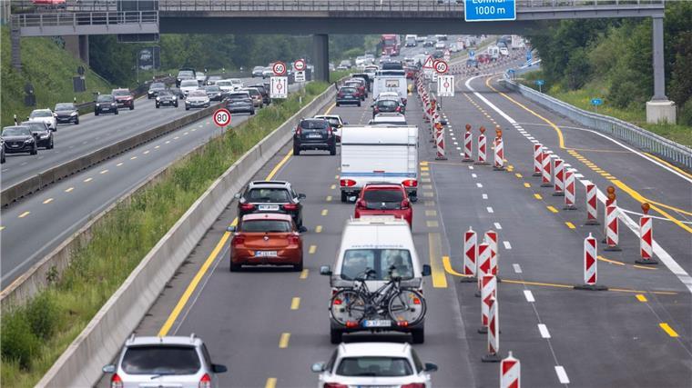 Bauindustrie-Chef: Sperrungen maroder Autobahnen denkbar Zahlreiche Autos fahren am Pfingstmontag auf der Autobahn A3 durch eine Baustelle.