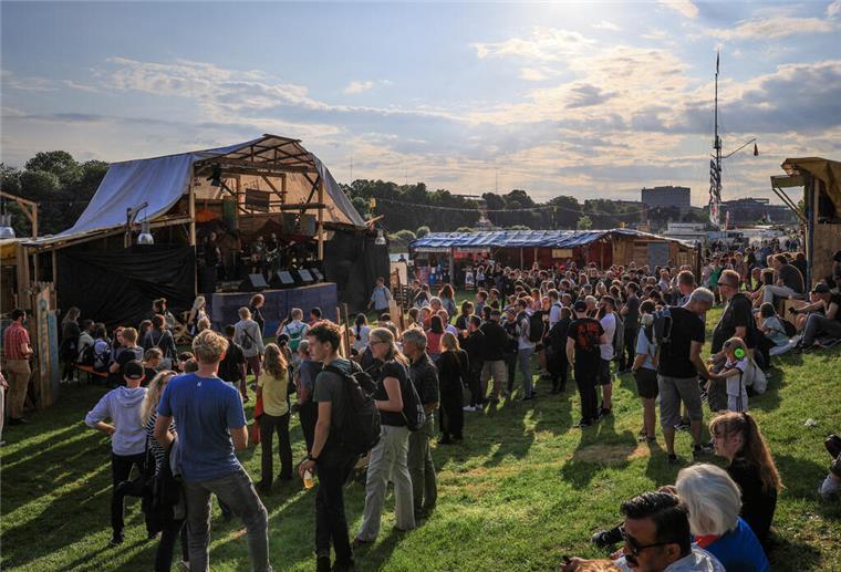Kostenloses Festival am Deich - Breminale startet Zuschauer verfolgen ein Konzert der Breminale am Osterdeich in Bremen.