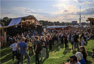 Zuschauer verfolgen ein Konzert der Breminale am Osterdeich in Bremen.