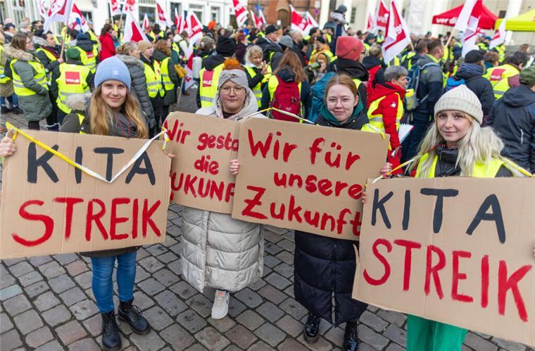 Bremerhaven: Kitas und Bürgerbüros wegen Warnstreiks geschlossen Streikende des öffentlichen Dienstes