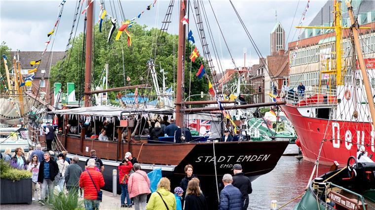 Schiffe und Shantys: Tausende zu Emder Matjestagen erwartet Zahlreiche Besucher gehen während der Emder Matjestage an historischen Schiffen am Delft vorbei.
