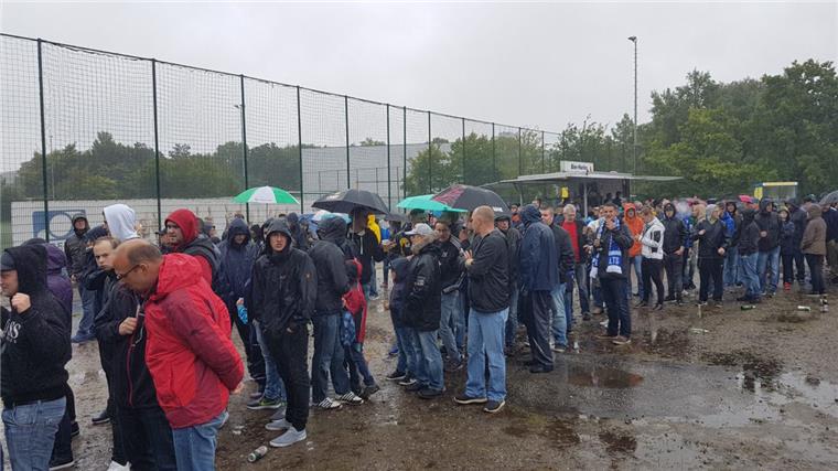 Zahlreiche Besucher mussten bis zu anderthalb Stunden warten, um ins Nordsee-Stadion zu kommen. 