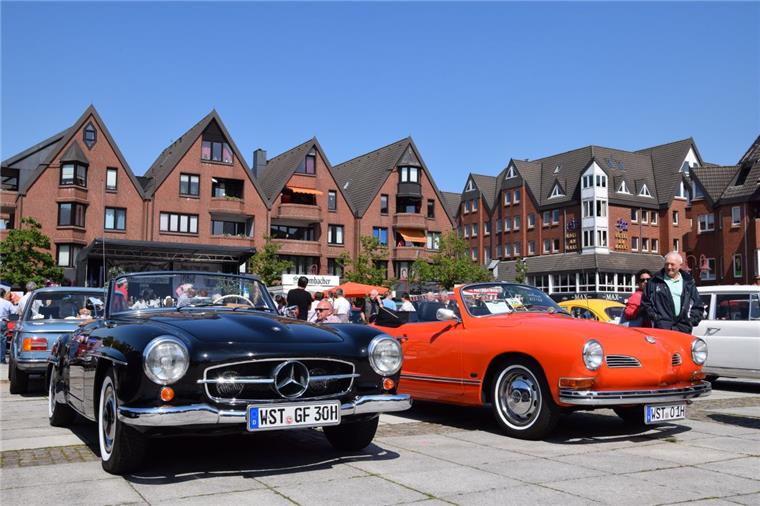 Sonne, Chrom und gute Laune: Oldtimer-Tage in Nordenham Zahlreiche Besucher tummelten sich am Wochenende auf dem Marktplatz, um die Oldtimer zu begutachten. Alle Fahrzeuge wurden vor 1989 gebaut.