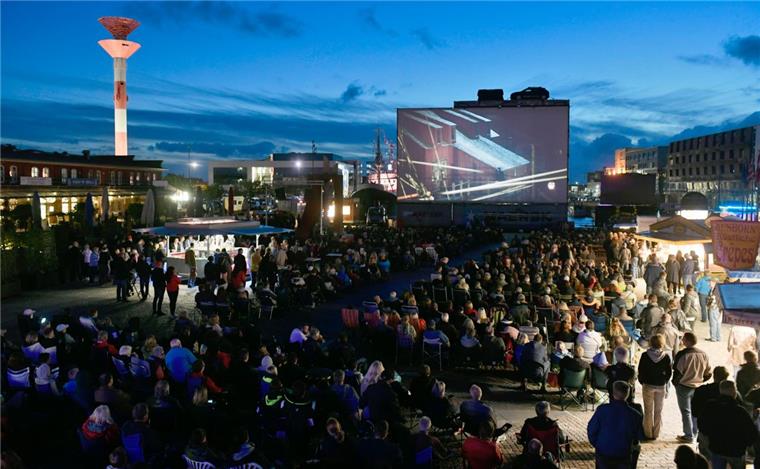 Kino im Hafen: Diese Filme könnt ihr im Fischereihafen erleben Zahlreiche Besucher werden im Fischereihafen wieder zum Kino im Hafen erwartet.