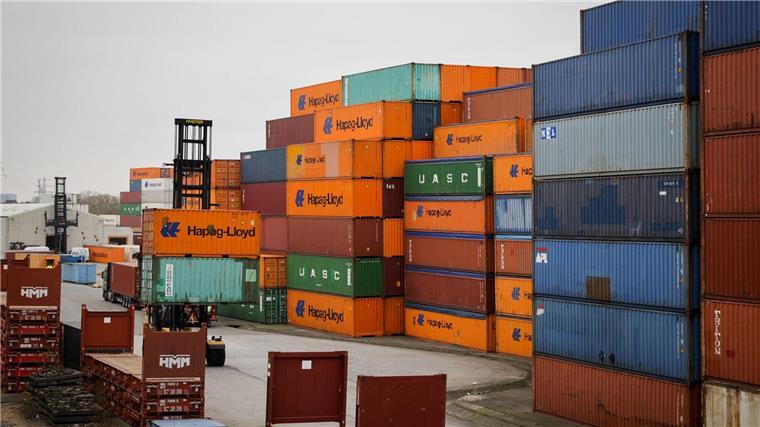 Verband: Handelsschifffahrt größeren Gefahren ausgesetzt Zahlreiche Container verschiedener Reedereien sind auf einem Lagerplatz im Hamburger Hafen zu sehen.