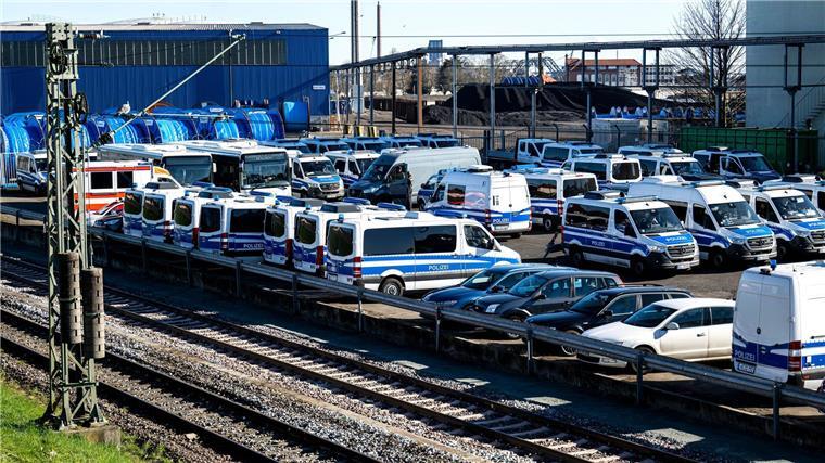 Castor-Transport soll nach Bayern rollen Zahlreiche Einsatzfahrzeuge stehen an der Bahnstrecke am Hafen.