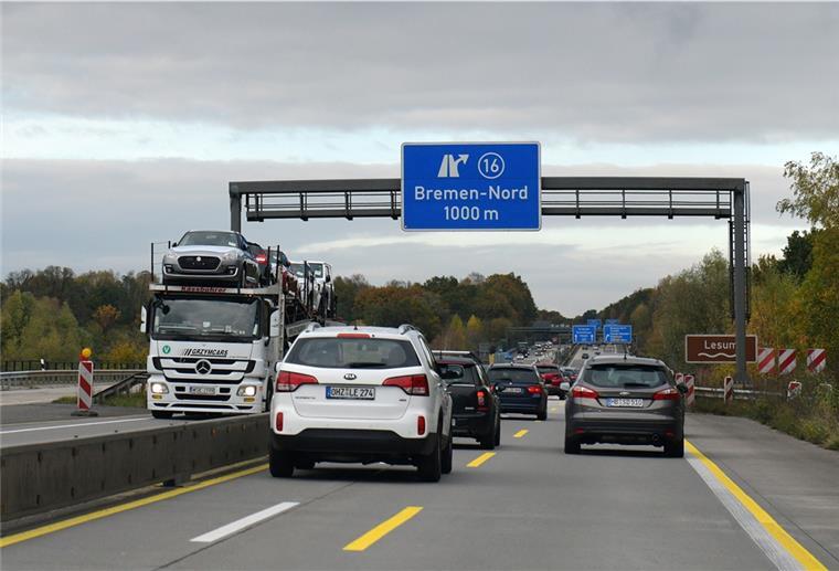 Lesumbrücke: Ab Sonntag freie Fahrt Zahlreiche Fahrzeuge fahren über die Lesumbrücke bei Bremen.