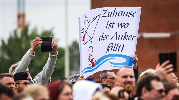 Fregatte „Brandenburg“ zurück von UN-Einsatz im Mittelmeer Zahlreiche Familien, Freunde und Kameraden begrüßte die Besatzung am Pier.