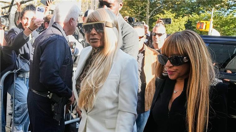 Mehr als vier Jahre Gefängnisstrafe für US-Rapper Sean Combs Zahlreiche Familienmitglieder waren für die Strafmaßverkündung anwesend.