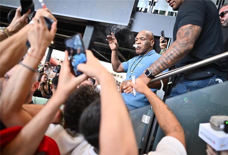 Box-Ikone Mike Tyson kifft in Berlin Zahlreiche Fans umringen Ex-Box-Weltmeister Mike Tyson auf der Cannabis-Messe in Berlin.