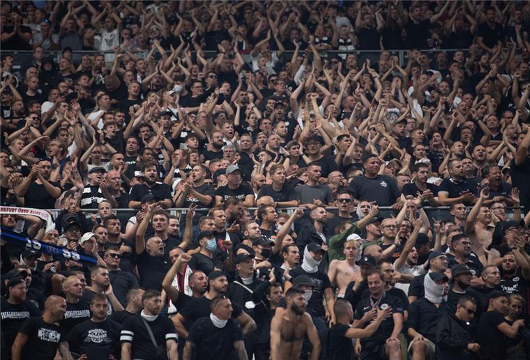 UEFA-Cup: Eintracht verurteilt mutmaßlichen Hitlergruß eines Fans Fans von Eintracht Frankfurt