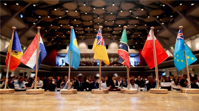 Schüler üben in großem Planspiel internationale Diplomatie Zahlreiche Flaggen von UN-Mitgliedstaaten stehen in der Weser-Ems-Halle.