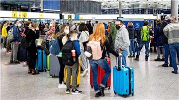 Zahlreiche Fluggäste warten im Flughafen Hannover-Langenhagen.