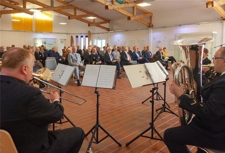 Viel Lob für Nordholzer Aeronauticum Zahlreiche Gäste aus Politik, Bundeswehr, Wirtschaft und dem Museum erinnerten sich zum 25-jährigen Bestehen des Aeronauticums an die wechselvolle Geschichte des Hauses. Für festliche Klänge sorgte das Blechbläser-Quintett des Marinemusikkorps Wilhelmshaven.
