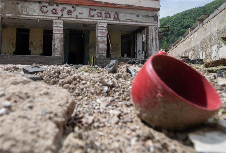 Ein Jahr nach der Flutkatastrophe: „Aufbaueuphorie ist verflogen“ Eine Tasse liegt im Staub vor der Ruine des ehemaligen «Cafe-Lang» in Altenahr