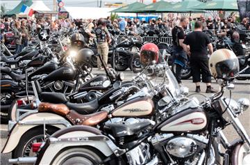 Zahlreiche Harley-Davidson-Motorräder sind sind an diesem Wochenende auf dem Veranstaltungsgelände der 14. Harley Days zu bewundern. Mehrere zehntausend Motorradfahrer befinden sich noch bis morgen in Hamburg. 