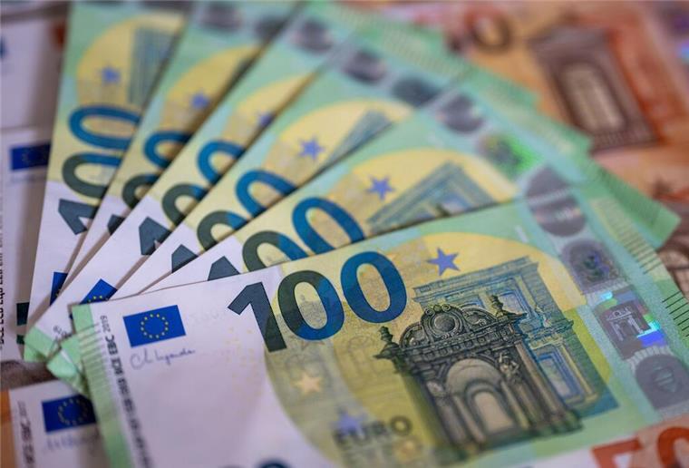 Millionen Haushalte erhalten 370 Euro! Dieser Zuschuss kommt noch im August Geldscheine liegen auf einem Tisch. Im August gibt es für viele Familien eine willkommene Bonus-Zahlung.